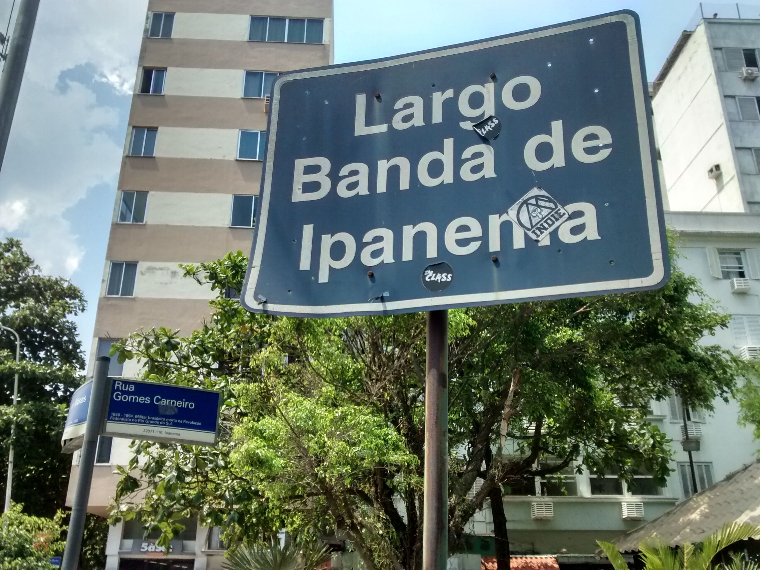 A street sign for Largo Banda de Ipana with a blue background and white lettering.