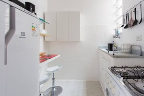 Fridge, oven, stovetop, coffee/tea maker