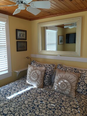 2 bedrooms, iron/ironing board, WiFi, bed sheets - Quaint Wellfleeter Cottage on Mayo Beach with 400 feet of private beach (Wellfleet)