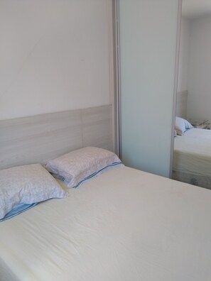 2 bedrooms, iron/ironing board, Internet, bed sheets - Apartment Beira Mar Florianópolis, near the trapiche (Centro)