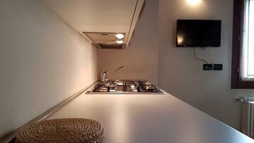 Kühlschrank, Herdplatte, Kochgeschirr/Geschirr/Besteck