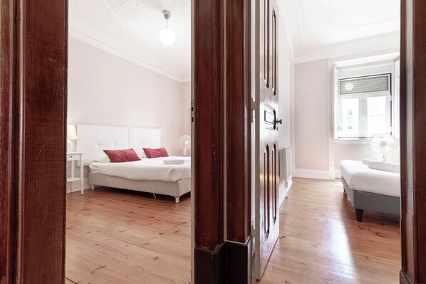 4 bedrooms, iron/ironing board, WiFi, bed sheets