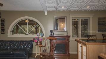 Ruang keluarga | TV dan perapian