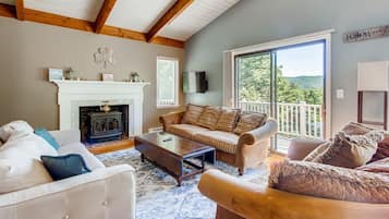 Rumah, Beberapa Tempat Tidur, pemandangan gunung (Silver Spring Chalet) | Area keluarga | TV dan perapian