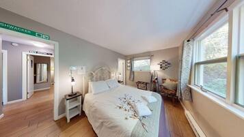House, Multiple Beds, Mountain View (Silver Spring Chalet) | 4 bedrooms, free WiFi, bed sheets