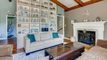 House, Berbilang Katil, Mountain View (Silver Spring Chalet) | Ruang tamu | TV, pendiangan