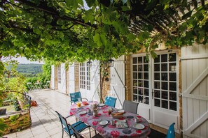 Outdoor dining - Fantastic holiday home with a private pool and wonderful views of the Dordogne (Bézenac)
