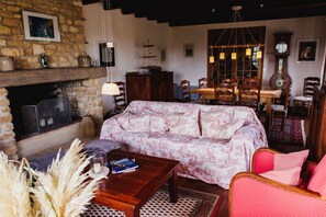 Smart-TV, Kamin, DVD-Player, Bücher