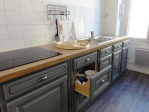 Kylskåp, mikrovågsugn, spishäll och kaffe- och tebryggare