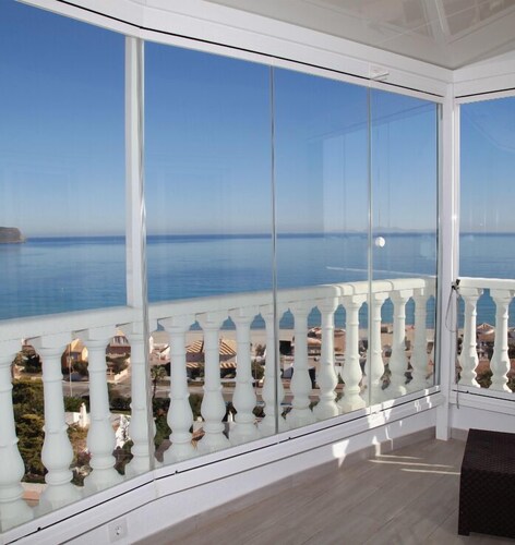 2 bedrooms on the top floor + 90m2 of private solarium 