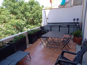 تناول الطعام بالخارج