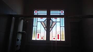 Una ventana con diseños geométricos y un círculo rojo.