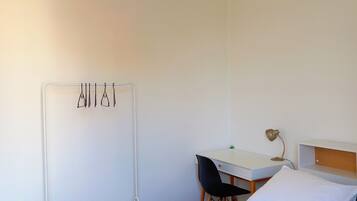 1 habitación, escritorio, tabla de planchar con plancha y wifi gratis