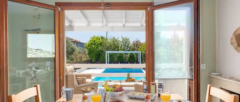 Free daily full breakfast