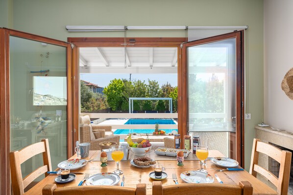 Free daily full breakfast