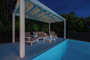 Villa, 4 Schlafzimmer, eigener Pool, Meerblick | Wohnbereich | Flachbildfernseher, Kamin, Videospielkonsole, Tischtennisplatte