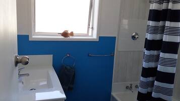 Nhà liên kế cơ bản, 2 phòng ngủ | Phòng tắm | Buồng tắm vòi sen, máy sấy tóc, khăn tắm