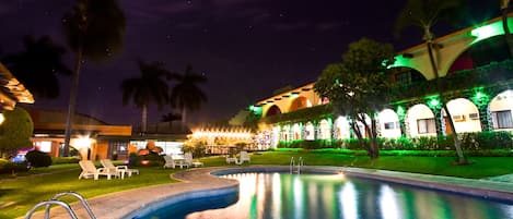 Udendørs pool, åben fra kl. 09.00 til kl. 21.00, parasoller, liggestole