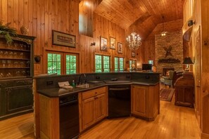 Interior - Honey Bear Haven In Gated Community, Pool Table, Close to Boone! (Boone)