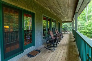 Terrace/patio - Honey Bear Haven In Gated Community, Pool Table, Close to Boone! (Boone)