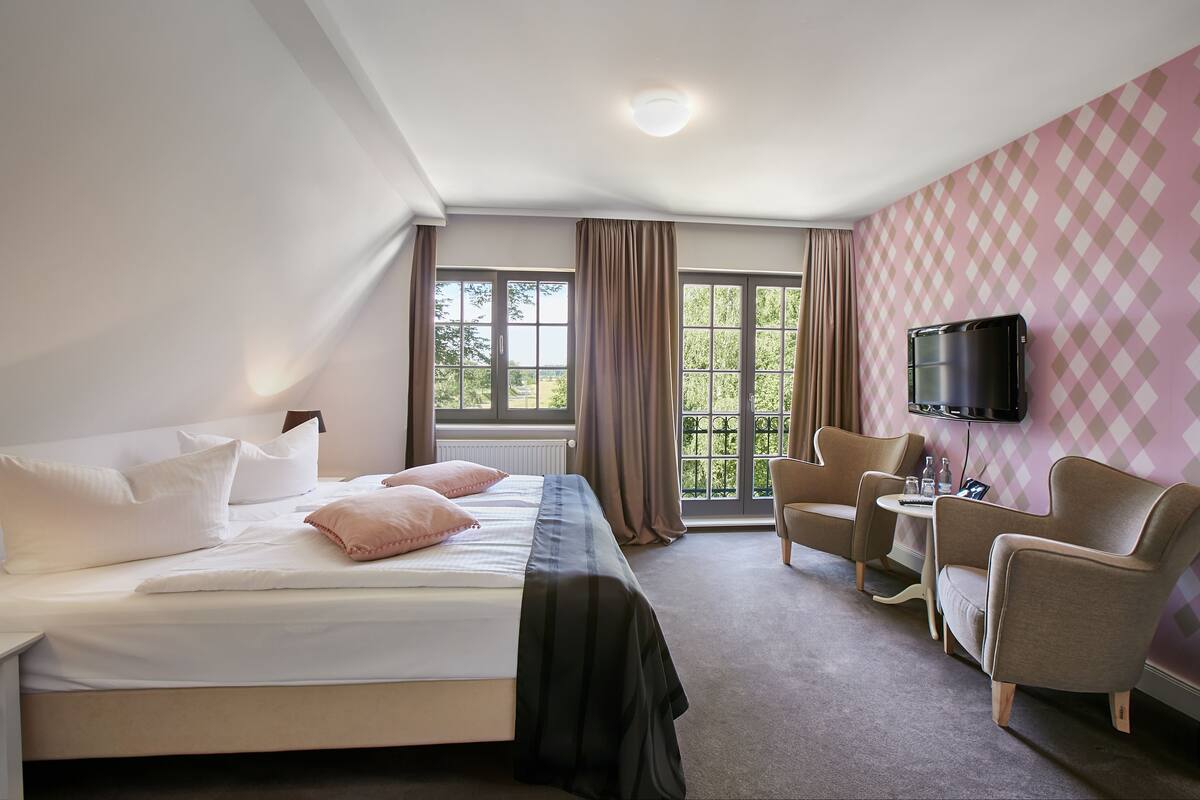 Classic Double Room | 1 bedroom, hypo-allergenic bedding available, desk, blackout drapes