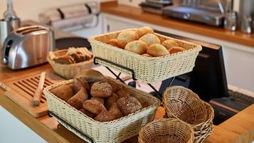 TĂ€gliches FrĂŒhstĂŒcksbuffet (23.90 EUR pro Person)