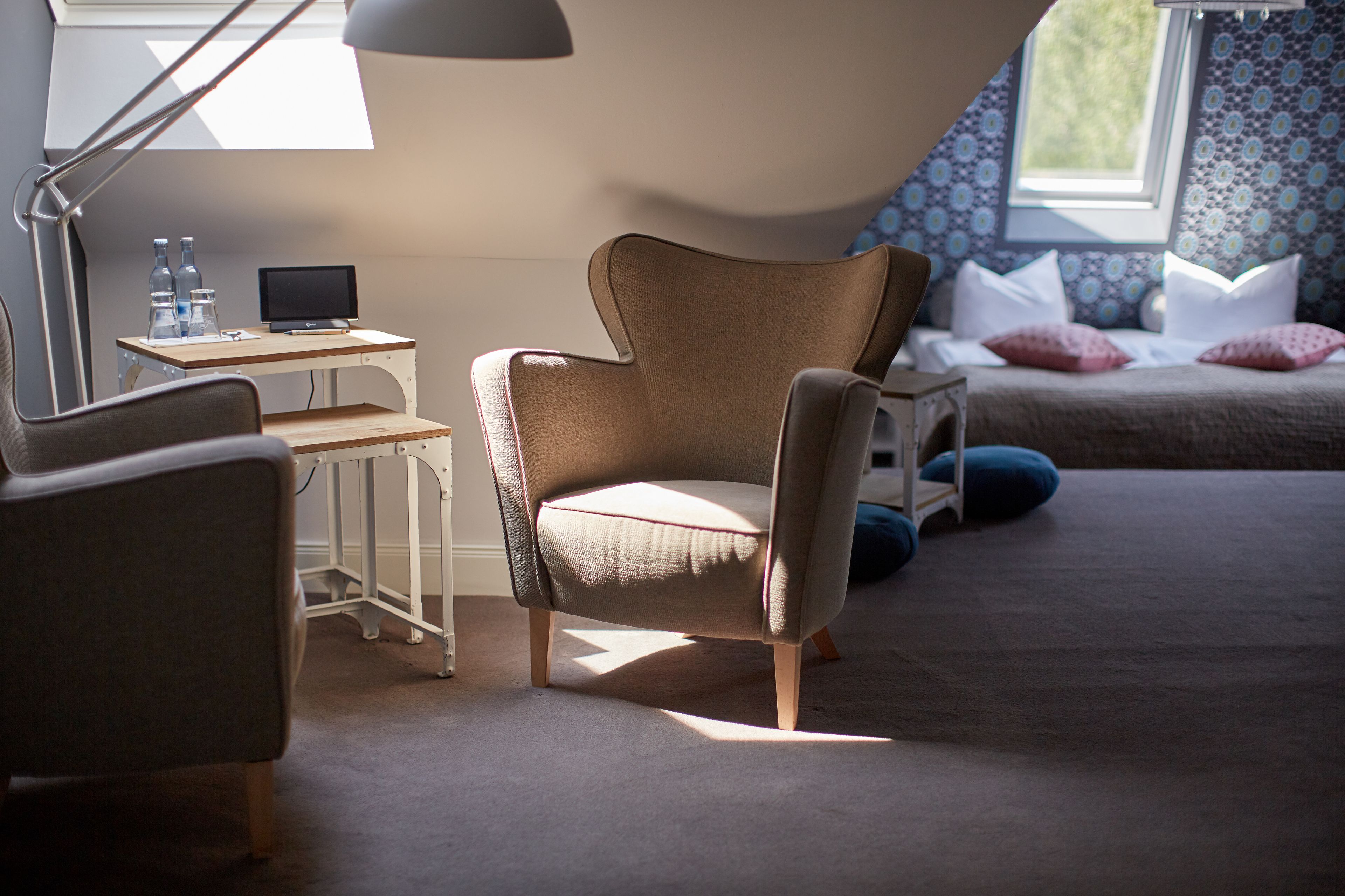 Ein Schlafzimmer mit einem Bett, einem Schreibtisch und einem Stuhl.