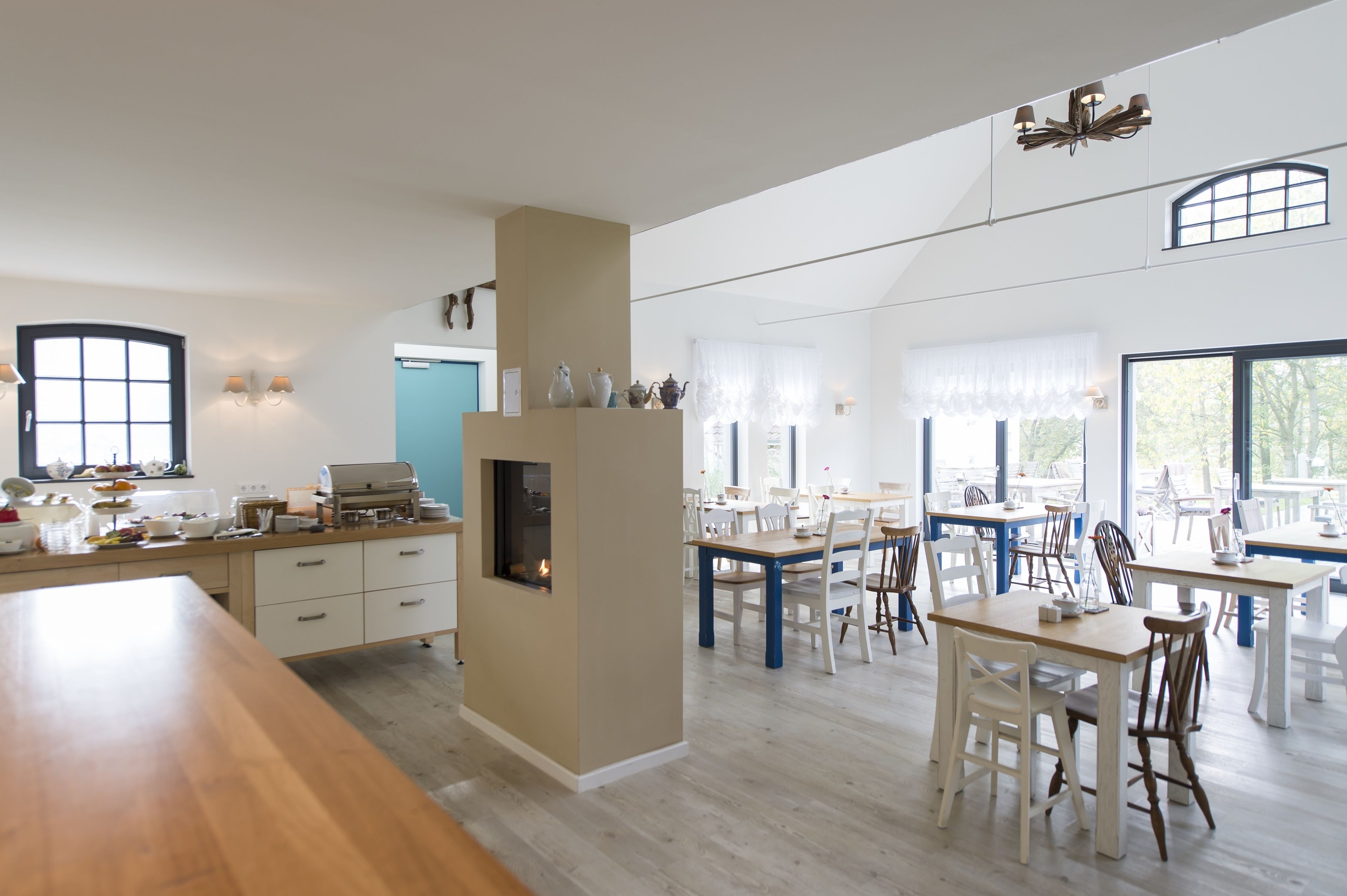 Tägliches Frühstücksbuffet (23.90 EUR pro Person)