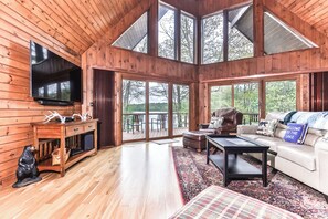 Téléviseur connecté, lecteur de DVD, table de ping-pong, livres