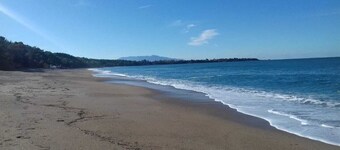 美しい夕日と海の隣にある素敵な家族の別荘