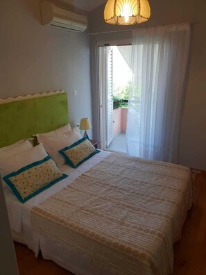 2 bedrooms, iron/ironing board, internet, bed sheets