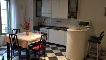 Kühlschrank, Mikrowelle, Ofen, Wasserkocher mit Kaffee-/Teezubehör