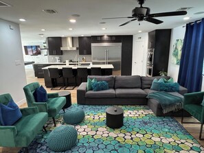 Smart-tv, eldstad, tv-spel och böcker