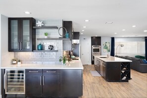 Kylskåp, mikrovågsugn, ugn och spishäll