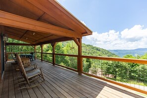 Outdoor dining - Silverleaf - 30 Mile View, Hot Tub, Close to ASU (Zionville)