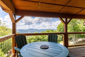 Outdoor dining - Silverleaf - 30 Mile View, Hot Tub, Close to ASU (Zionville)