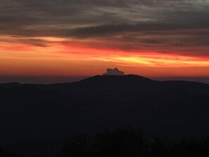 A silhouette of a mountain range against a sunset sky. - Silverleaf - 30 Mile View, Hot Tub, Close to ASU (Zionville)