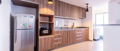 Frigorífico, microondas, placa de cocina y cafetera o tetera