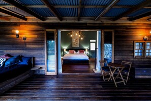 6 bedrooms, Egyptian cotton sheets, premium bedding, down comforters - Tranquilo Beach House (Woolgoolga)