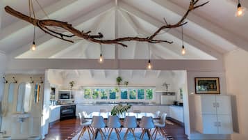 Casa familiar, 6 habitaciones, vista al océano | Cocina privada | Refrigerador con congelador, microondas, horno y parrilla de estufa