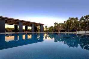 Outdoor pool, free pool cabanas, pool umbrellas - Tranquilo Beach House (Woolgoolga)