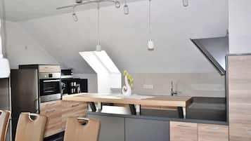 Deluxe-Apartment, 1 Schlafzimmer, Balkon, Gartenblick | Eigene Küche | Großer Kühlschrank, Mikrowelle, Ofen, Herdplatte