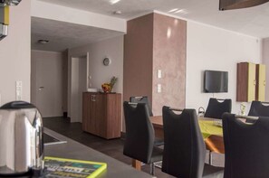 Comfort Apartment, 3 Bedrooms, Balcony, City View | Living room - modern-one apartments Fulda (Fulda)