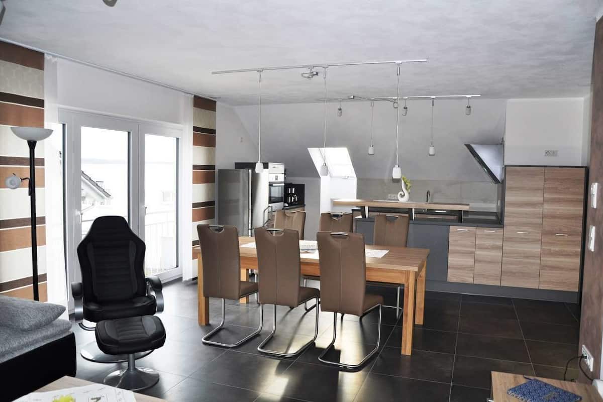 Deluxe appartement, 1 slaapkamer, balkon, uitzicht op tuin | Woonruimte | Een 32-inch flatscreentelevisie met satellietzenders en een televisie