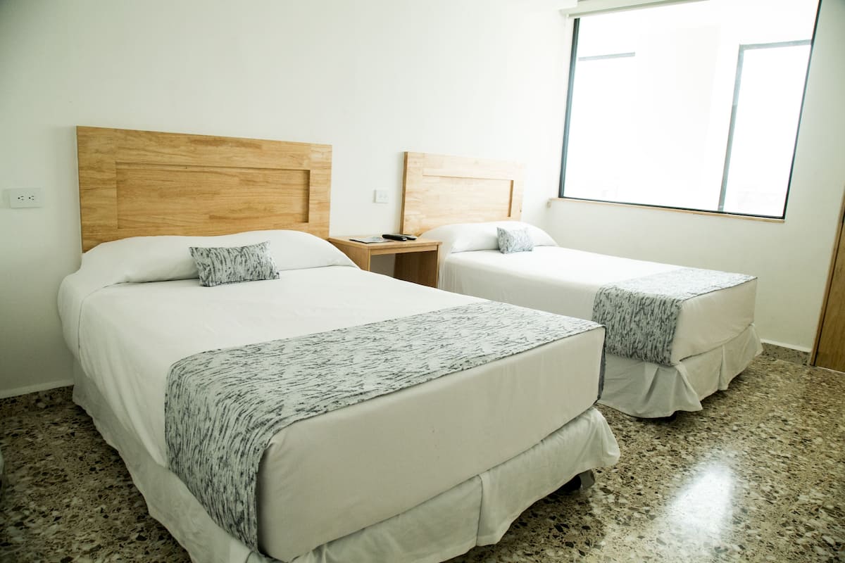 Familiekamer, 2 tweepersoonsbedden, niet-roken | Luxe beddengoed, bedden met traagschuimmatras, individueel gemeubileerd
