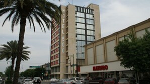 A hotel with a modern design, featuring a prominent 'HOTEL' sign on the facade. - Hotel 500 (Monterrey)