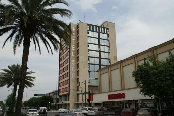 A hotel with a modern design, featuring a prominent 'HOTEL' sign on the facade. - Hotel 500 (Monterrey)