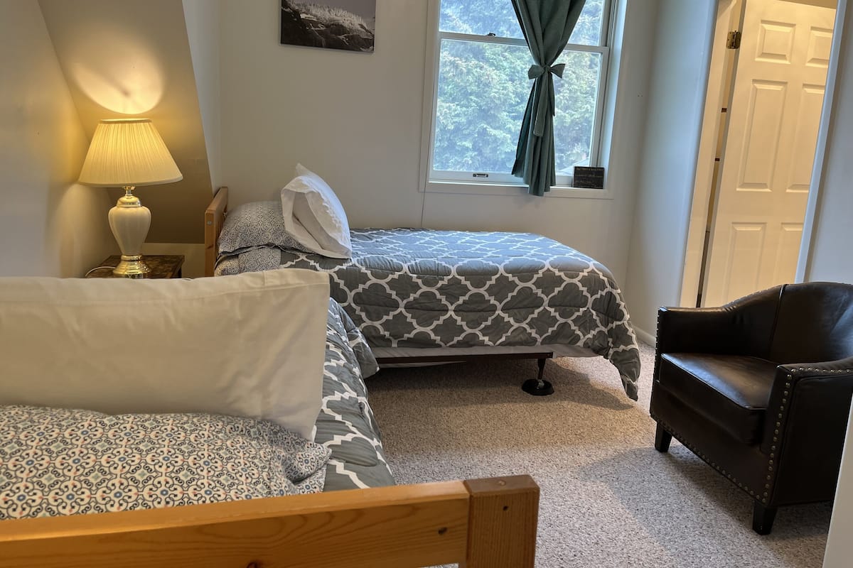 Standaard kamer, 2 eenpersoonsbedden, niet-roken, privébadkamer (Upstairs with 2 Twin Beds (Rm 202) | 1 slaapkamer, individueel gedecoreerd, individueel gemeubileerd