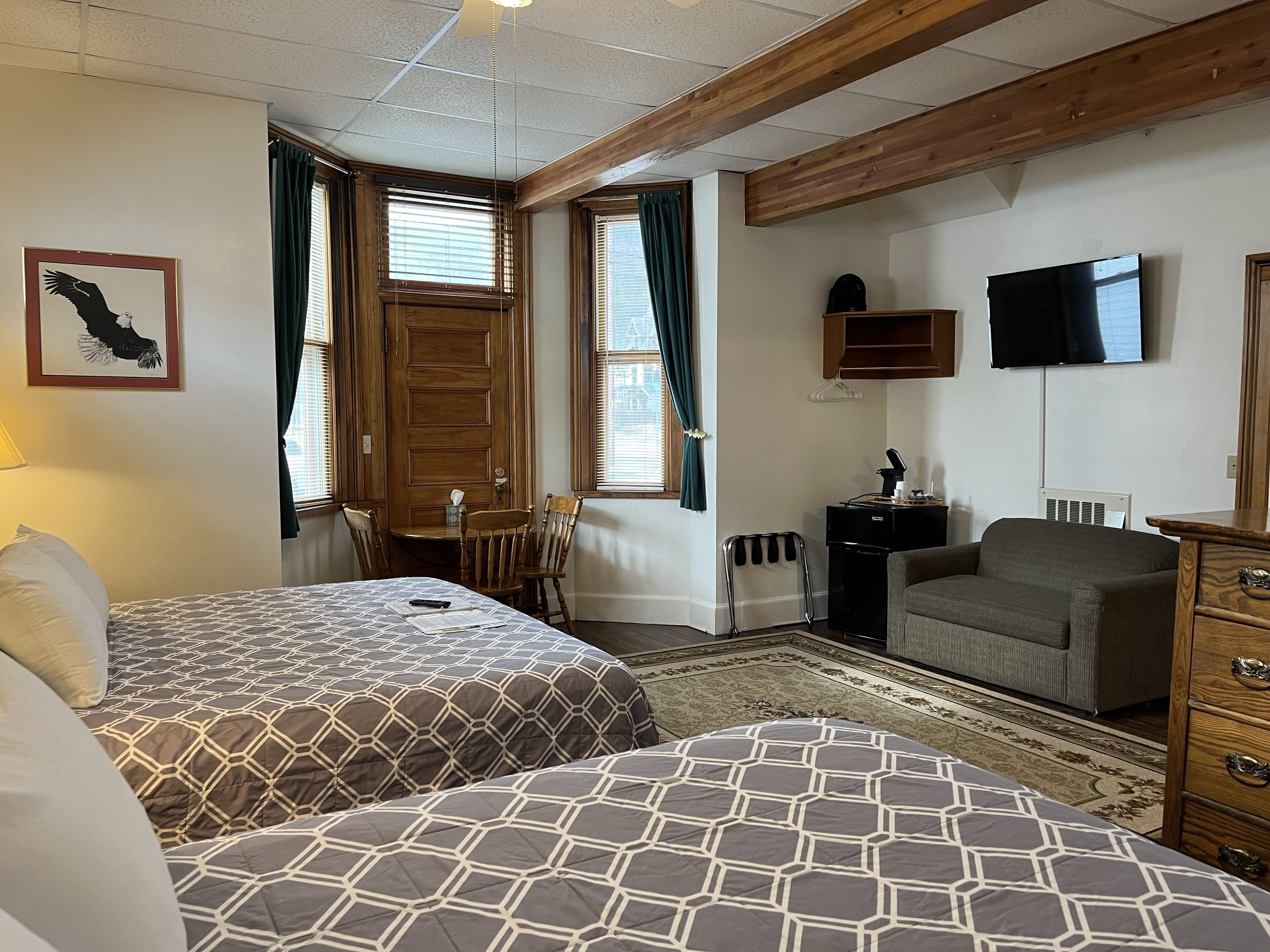 Rom – standard, flere senger, ikke-røyk, privat bad (1 King Bed & 1 Full Bed (101 or 102) | Individuelt dekorert, individuelt innredet og strykejern/-brett