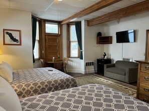 標準客房, 多張床, 非吸煙房, 私人浴室 (1 King Bed & 1 Full Bed (101 or 102) | 獨特設計、獨特裝修、熨斗/熨衫板、免費 Wi-Fi